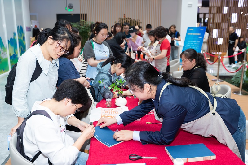 “‘诗与远方’书香浓——图书馆趣味游园打卡活动”于世界读书日在福建省图书馆举行