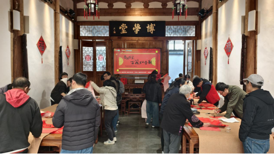 翰墨传祝福 对联承文脉&nbsp;<div>福建省图书馆举办写春联送福字活动</div>