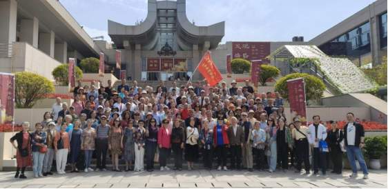福建省图书馆组织离退休老同志参加厅系统春季健步行活动   