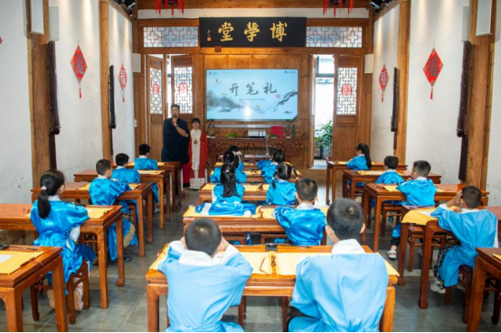 传统文化润童心——福建省图书馆举行秋季“开笔礼”
